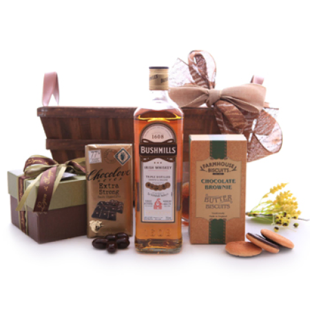 Whisky Irlandés De Bushmills Y Canasta De Dulces