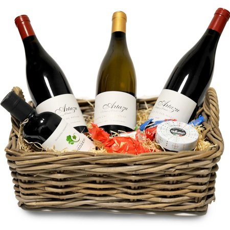 Colección de vinos y cesta de aperitivos mediterráneos